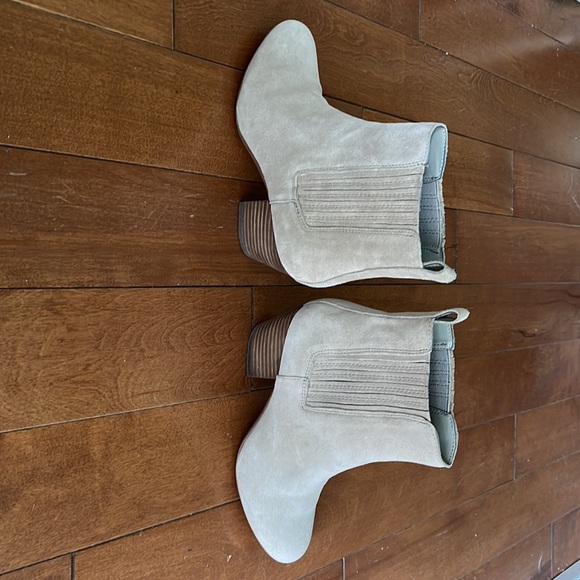 Size 5 Nine West Ankle Boots - Picture 4 of 8